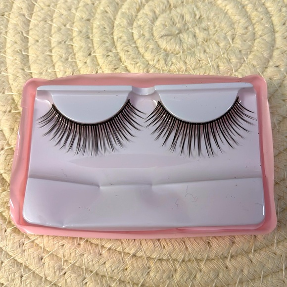 One set of Eyelashes - Picture 1 of 1